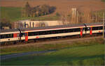 Sonnentag in Frick.

Wagen des IR nach Basel mit Schublok Re 460 086 'Ägerisee'. Im Bild der Erstklass-EW IV-Wagen A 50 85 10-95 218-9 CH-SBB im Neulack. Frick, November 2024.