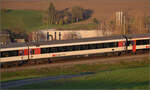 Sonnentag in Frick.

Wagen des IR nach Basel mit Schublok Re 460 086 'Ägerisee'. Im Bild der EC-Wagen Bpm 50 85 20-90 284-1 CH-SBB. Frick, November 2024.