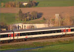 Sonnentag in Frick.

Wagen des IR nach Basel mit Schublok Re 460 086 'Ägerisee'. Im Bild der EW IV-Wagen B 50 85 21-75 240-4 CH-SBB. Frick, November 2024.