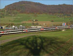 Sonnentag in Frick.

Der EW IV-Wagenpark eines Interregio nach Basel, geschoben von Re 460 098 'Balsberg'. Frick, November 2024.