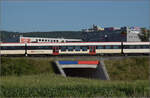 Der an RBDe 560 302 angehängte Inova-Zwischenwagen B NPZ DO 50 85 20-43 157-1 CH-SBB bei Salina Raurica. August 2025.