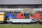 Der Dienstwagen CH-D(VZO) 40 85 9507 018-1 Xs steht in der Lokreihe beim Dampflokdepot Full.