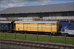 Der Postwagen 370 steht ohne weitere Nummer in der Lokreihe beim Dampflokdepot Full.