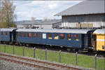 Der schwere Umbaustahlwagen CH-DDF 55 85 89-29 102-7 WR SchwererStahlwagenUmbau steht in der Lokreihe beim Dampflokdepot Full.