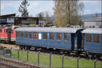 Der schwere Umbaustahlwagen CH-DDF 55 85 89-29 164-7 WR steht in der Lokreihe beim Dampflokdepot Full.