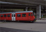Zu den Ostereiern im Sihlwald.

Steuerwagen Bt 984 voraus kommt Re 456 105 bzw. SZU 544 das Sihltal hinauf. Zürich Manegg, März 2024.