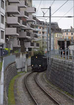 Zu den Ostereiern im Sihlwald.

Nach langem Warten kommt FCe 2/4 84 der SiTB alleine ohne Dampflok die Steigung vom Tunnel aus Wiedikon die Steigung nach Zürich Giesshübel hochgefahren. März 2024.