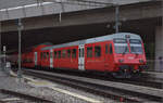 Zu den Ostereiern im Sihlwald.

Am Zugschluss mit Steuerwagen Bt 984 fährt Re 456 105 bzw. SZU 544 zum Hauptbahnhof. Zürich Gieshübel, März 2024.