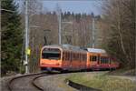 Triebwagen Be 556 522 hinten, ein Tiefeinstiegswagen und ein nicht bekannter Be 556 und vorne Be 556 527 verlassen Uitikon-Waldegg.