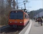 Triebwagen Be 556 522, ein Tiefeinstiegswagen und ein nicht bekannter Be 556, hinten Be 556 527 in Uitikon-Waldegg.