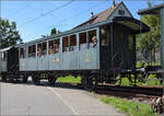150 Jahre Tsstalbahn.

Der ehemalige Sihltalbahnwagen C 106 und war von der Sihlthalbahn als C 27 beschafft worden. Er wurde 1898 von der SIG in Neuhausen gebaut. Er fhrt am Jublium der Tsstalbahn im Zug mit Eb 3/5 9 mit. Bretswil, September 2025.