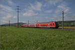 Freundlicherweise gibt es auch im Vorprogramm Regelverkehr mit musealer Bespannung, 218 429 schiebt drei Dostos nach Friedrichshafen.