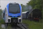 Seit 54 Jahren das erste durchgehende Personenzugpaar auf der Strecke Winterthur – Singen ber Etzwilen.

Einfahrt von Eb 3/5 9 der BT am neuesten Technologie-Testobjekt von Stadler vorbei. Der Wasserstoffflirt hrt auf die NVR-Nummer 99 85 3501 001-6 CH-STAG. Mai 2023.