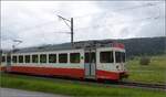 BDe 4/4 8 der  Neuenburger Bergbahn  berholt in Petit Martel. Mai 2023.