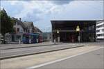 Bahnhof Worb links mit Haltestelle des Blauen Bhnli, heute Tramstrecke von Bernmobil, die Strecke aber im Besitz von RBS, rechts das Was-auch-immer-Gebude mit der Worblentalbahn, wo sich zum