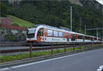 In Kaiserstuhl fahren ABeh 150 004 und ABeh 160 005 (im Bild) durch den Ort Richtung Meiringen durch.