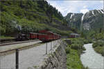 HG 2/3 6 der Visp-Zermatt-Bahn in Gletsch, der Wagenpark der MGB-Diesellok steht auch im Bahnhof.