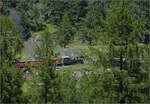  Der Zug mit HG 4/4 704 fhrt in Oberwald die Furka-Bergstrecke hinauf.