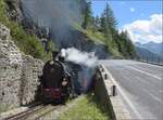 HG 4/4 704 erklimmt mit ihrem Zug die Rampe von Oberwald nach Gletsch.