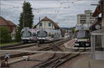 Die beiden kurzen ABe 4/8 32 und ABe 4/8 35 sind in Schftland abgestellt, whrend am Bahnsteig der lange ABe 4/8 33 auf die Abfahrt wartet.