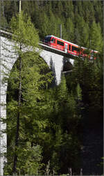 Ein Alvra-Steuerwagen vor dem  Alvra-Gliederzug und weiteren Wagen wird von Ge 4/4 644 'Savonign'  von St. Moritz nach Chur gebracht. Hier im Albulatal zwischen Preda und Berg�n. September 2026.