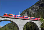 Ge 4/4 644 'Savonign' bringt einen Interregio von St. Moritz nach Chur. Hier im Albulatal zwischen Preda und Berg�n. September 2026. 

Direkt an der Lok ist ein NEVA-Steuerwagen eingereiht, der offenbar nicht mehr als Steuerwagen vor den Z�gen mit Ge 4/4 II gebraucht wird, aber hier als Fahrradwagen weiter Verwendung findet. 