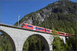 Ein Alvra-Steuerwagen vor dem  Alvra-Gliederzug und weiteren Wagen wird von Ge 4/4 644 'Savonign'  von St. Moritz nach Chur gebracht. Hier im Albulatal zwischen Preda und Berg�n. September 2026.