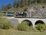 Lok Heidi G 3/34 11 zwischen Alvaneu und dem Landwasserviadukt mit einem Museumszug. September 2026.