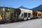 Der Sch�ttgutwagen Xac 8738 wurde 1993 von Josef Meyer an die RhB geliefert. Bis zur Umbezeichnung wurde er als Fad 8738 gef�hrt. Surava, September 2026.