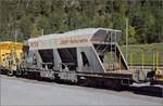 Der Sch�ttgutwagen Xac 8738 wurde 1993 von Josef Meyer an die RhB geliefert. Bis zur Umbezeichnung wurde er als Fad 8738 gef�hrt. Surava, September 2026.