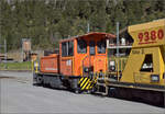 Tmf 2/2 88 geh�rt der �lteren Serie Rangiertraktoren der RhB an. Das Fahrzeug wurde 1992 in einer zweiten Serie von Robert Aebi an die RhB geliefert. Die 6 Fahrzeuge der zweiten Serie wurden mittlerweile auf Funkfernsteuerung umgebaut, w�hrend von der ersten Serie 3 von 4 Fahrzeugen an franz�sischen Schmalspurbahnen abgegeben wurden. Hier im Bauzugdienst bei seiner Wochenendpause in Surava. September 2026.
