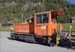 Tmf 2/2 88 gehört der älteren Serie Rangiertraktoren der RhB an. Das Fahrzeug wurde 1992 in einer zweiten Serie von Robert Aebi an die RhB geliefert. Die 6 Fahrzeuge der zweiten Serie wurden mittlerweile auf Funkfernsteuerung umgebaut, während von der ersten Serie 3 von 4 Fahrzeugen an französischen Schmalspurbahnen abgegeben wurden. Hier im Bauzugdienst bei seiner Wochenendpause in Surava. September 2026.