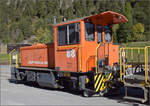 Tmf 2/2 88 gehört der älteren Serie Rangiertraktoren der RhB an. Das Fahrzeug wurde 1992 in einer zweiten Serie von Robert Aebi an die RhB geliefert. Die 6 Fahrzeuge der zweiten Serie wurden mittlerweile auf Funkfernsteuerung umgebaut, während von der ersten Serie 3 von 4 Fahrzeugen an französischen Schmalspurbahnen abgegeben wurden. Hier im Bauzugdienst bei seiner Wochenendpause in Surava. September 2026.