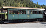 Erstklassiger Wagen A 1102 der RhB. 1903 liefert die SWS diesen Wagen an die RhB, wo er zun�chst als A 9 bezeichnet wurde. Ab 1911 wurde der A 24 draus und ab 1956 ging es deklassiert als B 2124 auf Achse. Nach Umbauten 1972 und 2018 f�hrt er heute als Erstklasswagen 1102 in Museumsz�gen mit. Surava, September 2026