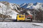 Auf der Alp Grüm.

Einmal spektakulär um den Betrachter herum fährt Tm 2/2 98. Januar 2023.