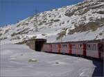 Zur Alp Grüm.

Der Zug mit ABe 8/12 3504 'Dario Cologna' fährt hier oben durch ein Landschaft wie in Norwegen. Januar 2023.