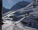 Zur Alp Grüm.

Rund um den Lago Bianco durchfährt der Zug die beeindruckende Landschaft im Hochtal an der Passhöhe. Januar 2023.