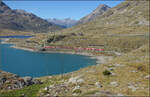 ABe 8/12 3514 'Placidus Spescha' bringt einen Regionalzug die Steigung zum Lago Bianco hinauf. Gesehen von der Berninapassh�he im September 2026.