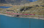 ABe 8/12 3514 'Placidus Spescha' bringt einen Regionalzug die Steigung zum Lago Bianco hinauf. Gesehen von der Berninapassh�he im September 2026.