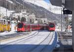 ABe 4/16 3157 und ABe 4/16 3111 auf dem Weg nach St. Moritz während ABe 4/16 3155 und ABe 3132 bereits nach Landquart ausfahren. Samedan, Januar 2024.