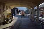 Echte Bahnhofsatmosphäre unter dem Empfangsgebäude von Scuol/Tarasp. September 2026.