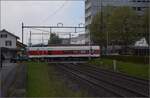 Dieser Zug hat sich in Erlen quergestellt. Ein Giruno-Speisewagen überquert den Bahnübergang in Erlen auf die falsche Weise. April 2024.