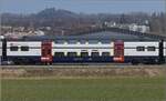 0-511-rabe-511-kiss/771748/1-klasse-wagen-des-rabe-511-064 1. Klasse-Wagen des RABe 511 064 bei Wettswil. März 2022.