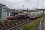 Nach Einfahrt des RABe 511 049 kann es endlich losgehen. E 3/3 8522 kann den Zug zum Einstieg am Bahnsteig in Sursee bereitstellen. August 2024.