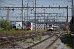 RABe 512 030 'IR Dosto-Team' begegnet RABe 521 029 und RABe 523 060 in Pratteln.