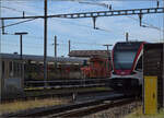 Die Seetalbahn hat typische, um nicht zu sagen endemische Fahrzeuge, alt wie neu. Seetaler Bi 7714, das Seetalkrokodil De 6/6 15301 und ein moderner Seetal-GTW mit schmalem Kasten, RABe 520 011 in einem Bild. Hochdorf, September 2024.