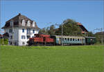 Der Museumszug mit Seetalkrokodil De 6/6 15301 mit BLS A 801 und SBB F 16847 rollt das starke Geflle nach Hochdorf herunter. September 2024.