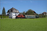 Der Museumszug mit Seetalkrokodil De 6/6 15301 mit BLS A 801 und SBB F 16847 rollt das starke Gefälle nach Hochdorf herunter. September 2024.