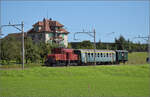 Der Museumszug mit Seetalkrokodil De 6/6 15301 mit BLS A 801 und SBB F 16847 rollt das starke Gefälle nach Hochdorf herunter. September 2024.