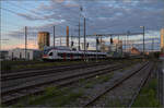 Noch schnell der Abend in Pratteln.

Der gelbe RABe 521 017, RABe 523 071 und RABe 523 023 auf der Bözbergstrecke Richtung Basel. Oktober 2024.